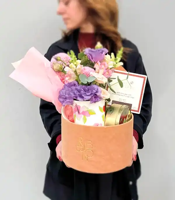 Çiçekli Kupa Çikolata Hediye Kutusu