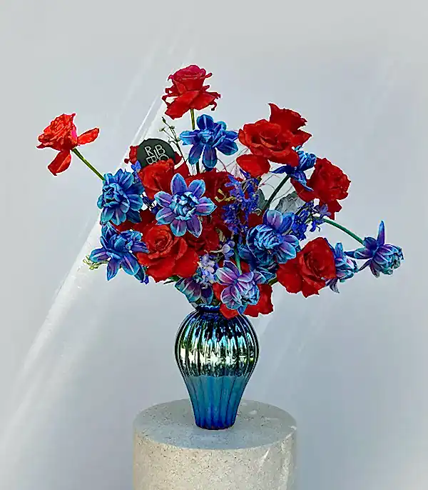 Orion Nebula Deluxe Hologram Vazoda Galaksi Lale Kırmızı Gül Aranjmanı