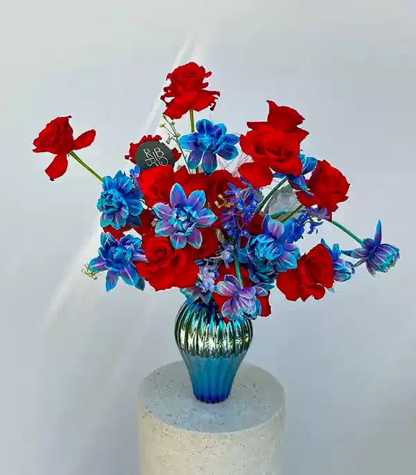 Orion Nebula Deluxe Hologram Vazoda Galaksi Lale Kırmızı Gül Aranjmanı