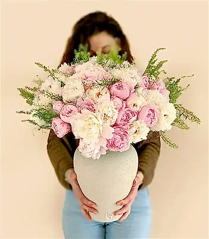 Panoramik 101 Pudra Şakayık Deluxe Krem Seramik Vazoda Royal Deluxe Aranjman