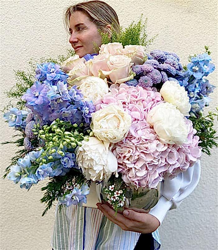 Pastel Masalı Grand Deluxe Delfinyum Pembe Ortanca Beyaz Şakayık Vazo Aranjman