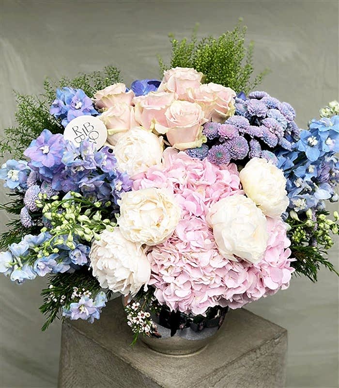 Pastel Masalı Grand Deluxe Delfinyum Pembe Ortanca Beyaz Şakayık Vazo Aranjman