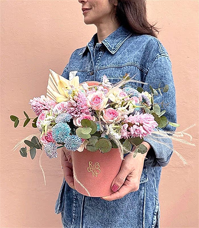 Pastel Masalı Pembe Sümbül Mavi Krizantem Mini Kutu Çiçek