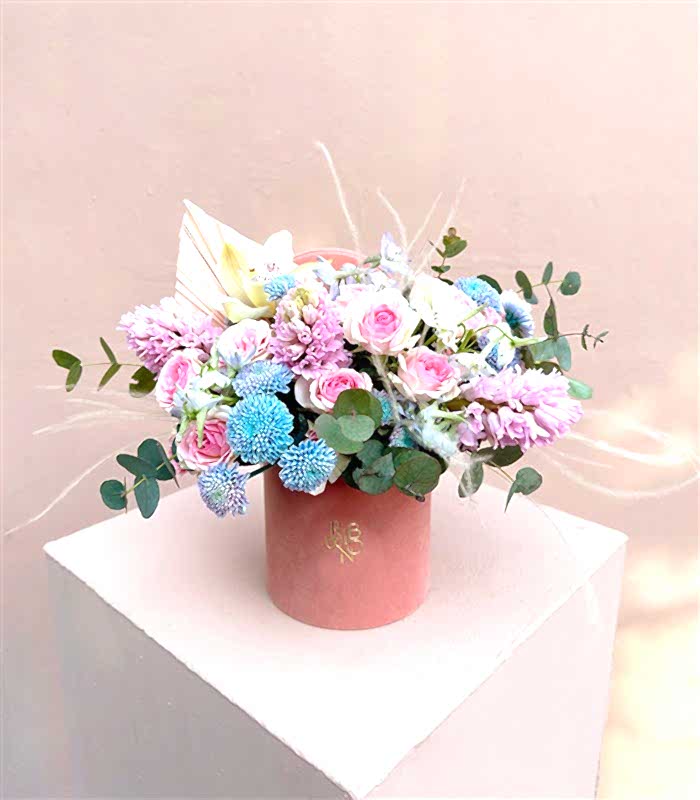 Pastel Masalı Pembe Sümbül Mavi Krizantem Mini Kutu Çiçek