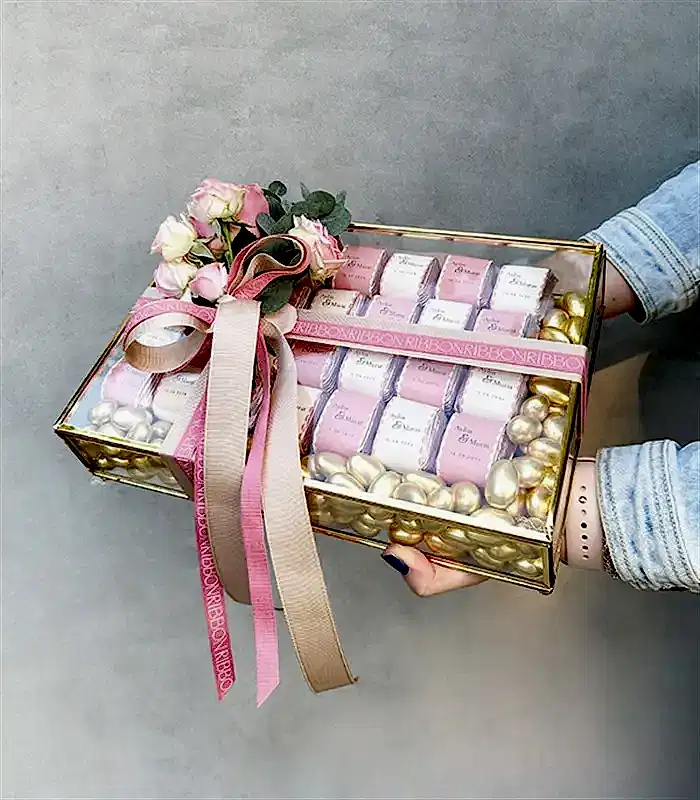 Pembe Gold Royal Deluxe İsme Özel 56Lı Cam Çikolata Kutusu