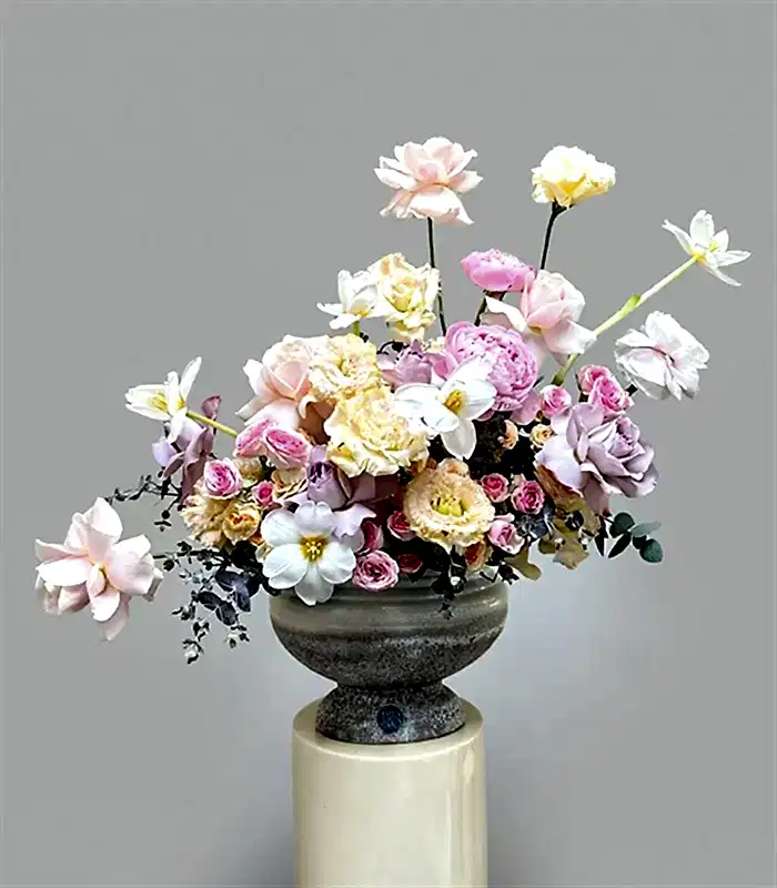 Petal Poem Seramik Vazoda Pudra Şakayık Pastel Güller Aranjmanı