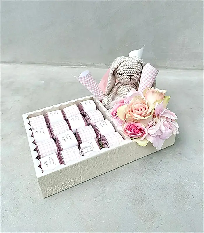 Pink Rabbit İsme Özel 32Li Yenidoğan Bebek Tebrik Çikolatası Grand Deluxe