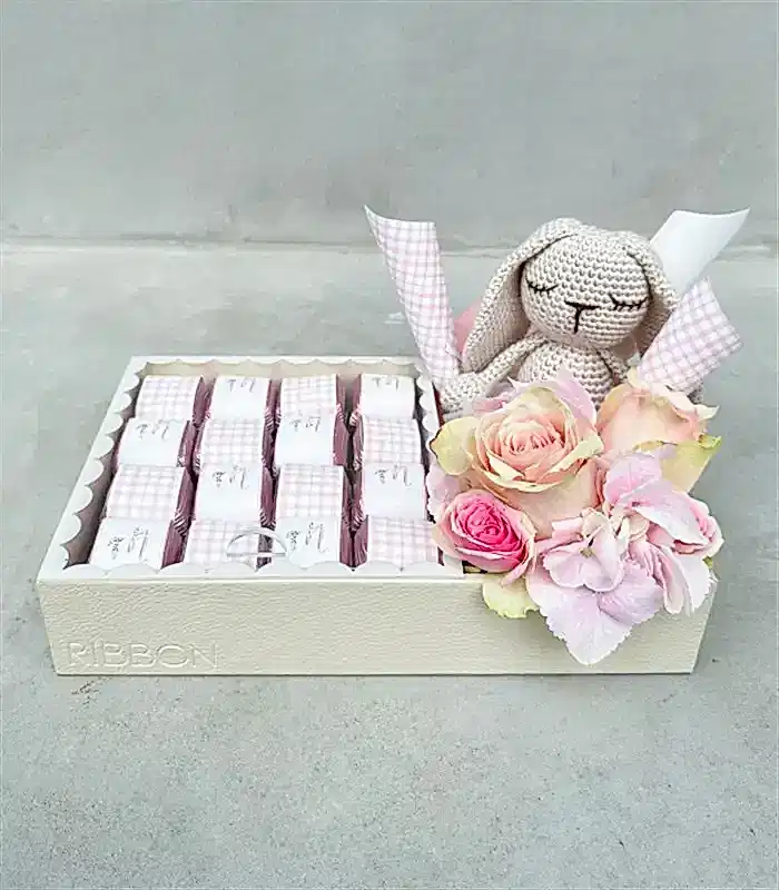 Pink Rabbit İsme Özel 32Li Yenidoğan Bebek Tebrik Çikolatası Grand Deluxe