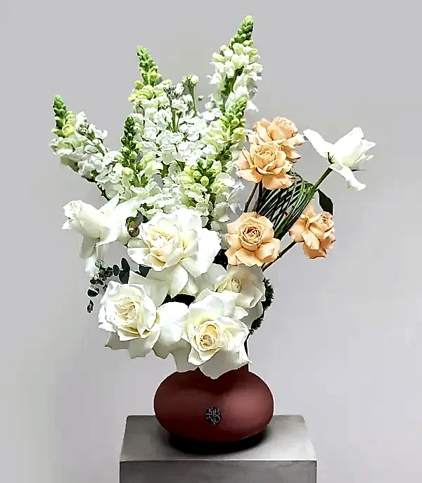 Poetic Mocha Mousse Seramik Vazoda Beyaz Kayısı Gül Aranjmanı