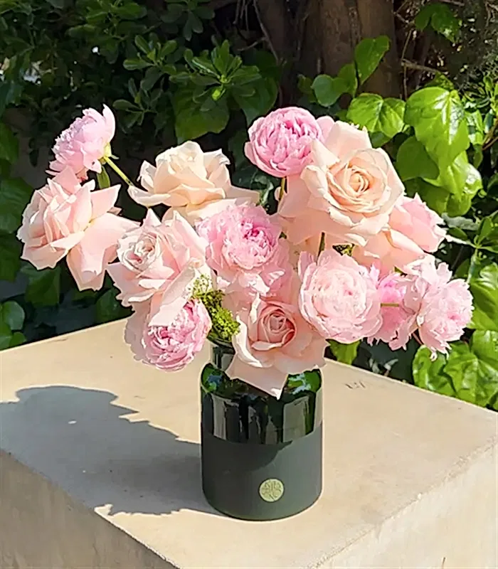 Puffy Heart Yeşil Vazoda Pudra Şakayık Gül Aranjmanı