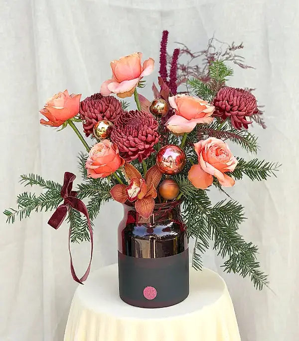 RIBBON Celebration Bordo Vazoda Somon Rose Gold Yılbaşı Aranjmanı