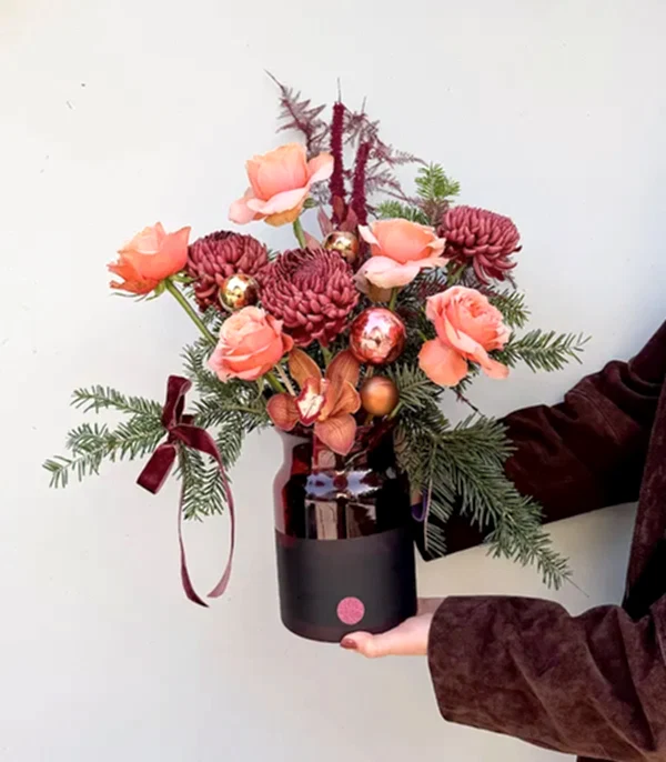 RIBBON Celebration Bordo Vazoda Somon Rose Gold Yılbaşı Aranjmanı