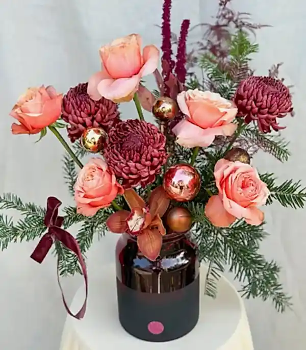 RIBBON Celebration Bordo Vazoda Somon Rose Gold Yılbaşı Aranjmanı