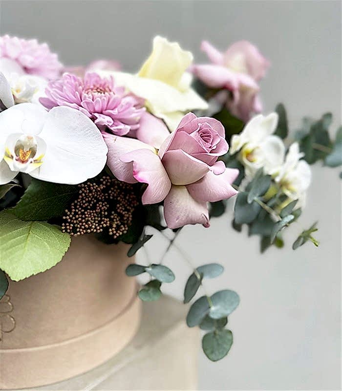 Roman Holiday Deluxe Krem Kutuda Lila Beyaz Çiçekler