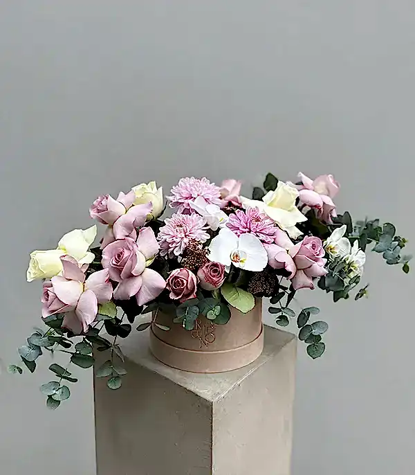 Roman Holiday Deluxe Krem Kutuda Lila Beyaz Çiçekler