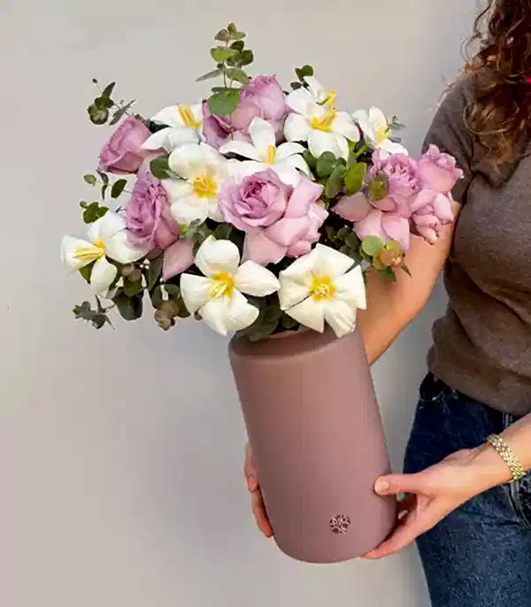 Rosanna Lila Deluxe Vazoda Beyaz Lale Lila Gül Aranjmanı
