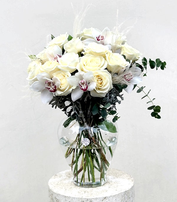 Saf Aşk Cam Vazoda Beyaz Gül Cymbidium Orkide Aranjmanı