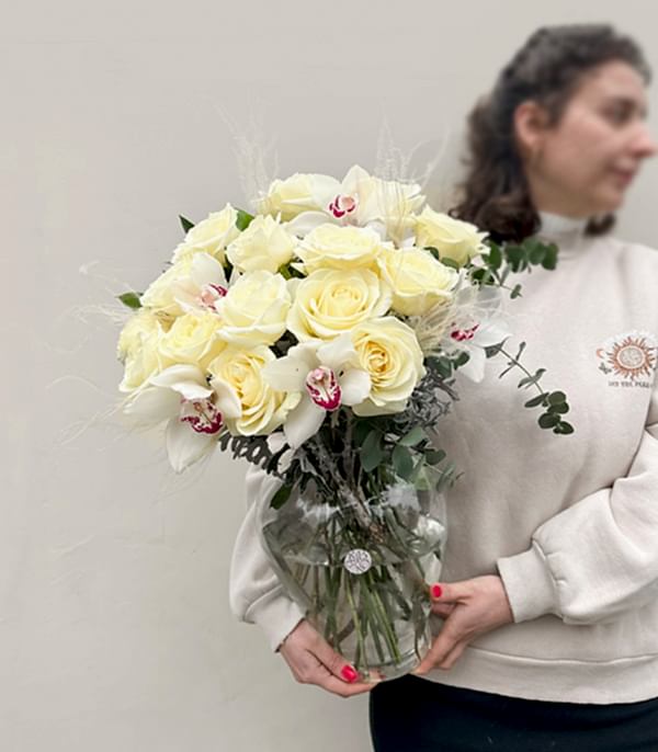 Saf Aşk Cam Vazoda Beyaz Gül Cymbidium Orkide Aranjmanı