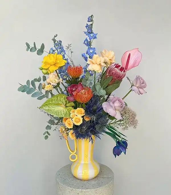 Sarı El İşi Seramik Sürahi Vazoda Rengarenk Çiçekler