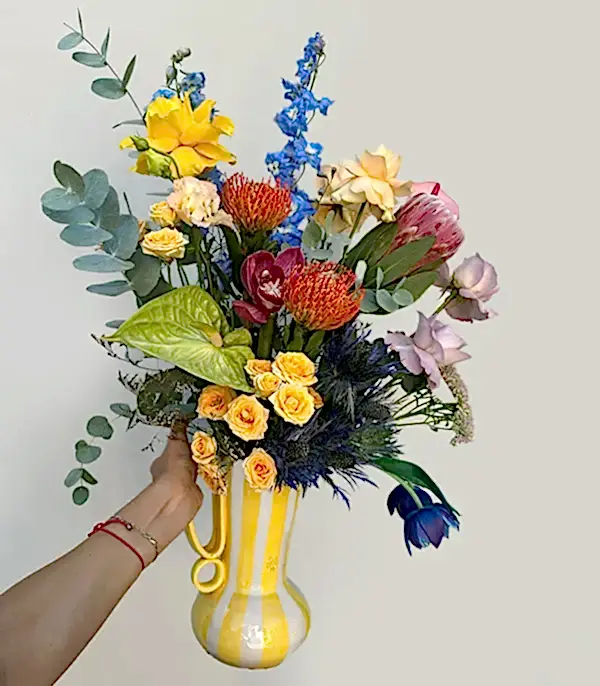 Sarı El İşi Seramik Sürahi Vazoda Rengarenk Çiçekler