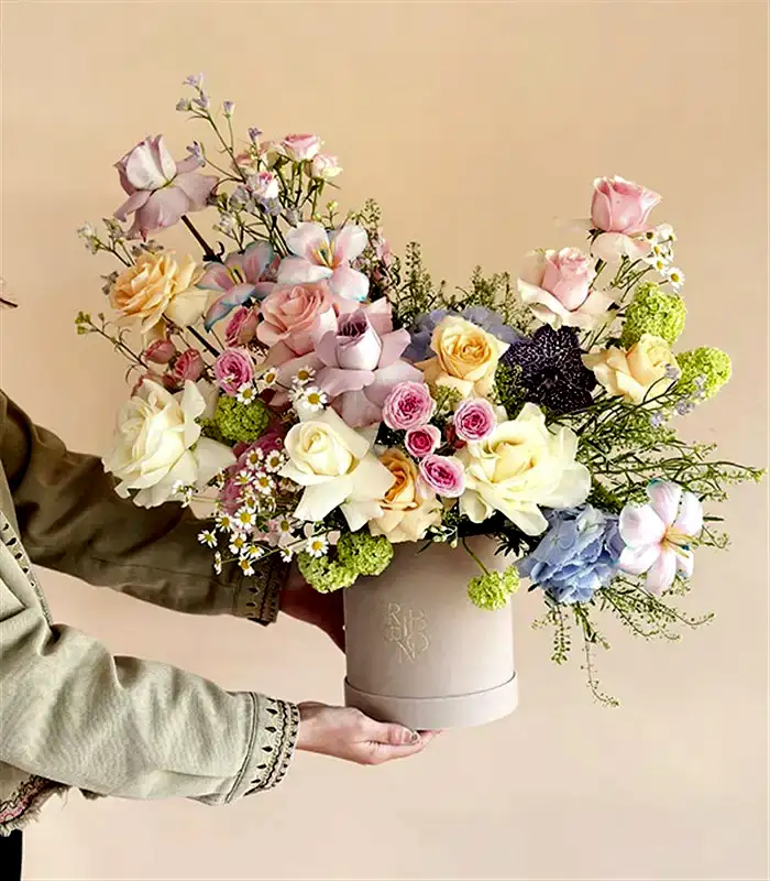 Seraphina Deluxe Krem Kutuda Renkli Çiçekler Aranjmanı