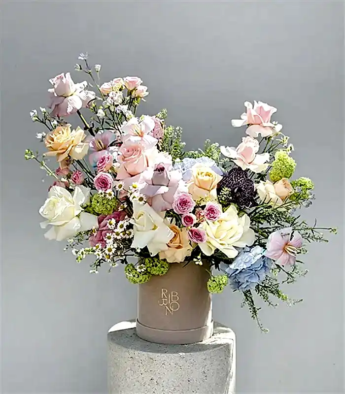 Seraphina Deluxe Krem Kutuda Renkli Çiçekler Aranjmanı