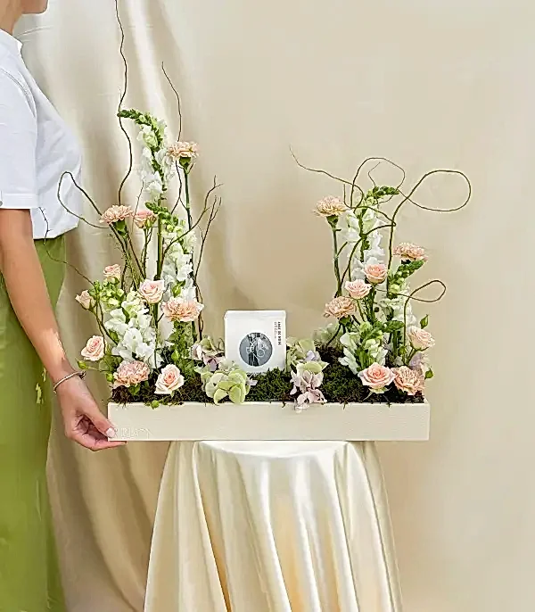 Serenade of Flowers Mumlu Grand Deluxe Deri Kutu Çiçek Aranjmanı