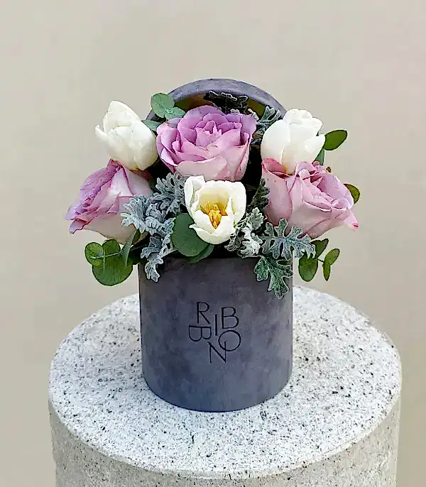 Shana Gri Mini Kutuda Lila Gül Beyaz Lale Aranjmanı