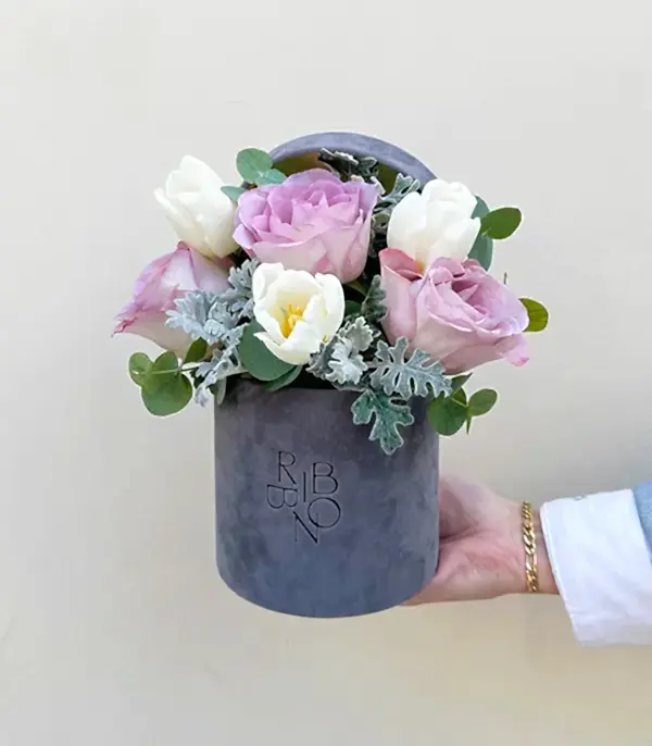 Shana Gri Mini Kutuda Lila Gül Beyaz Lale Aranjmanı