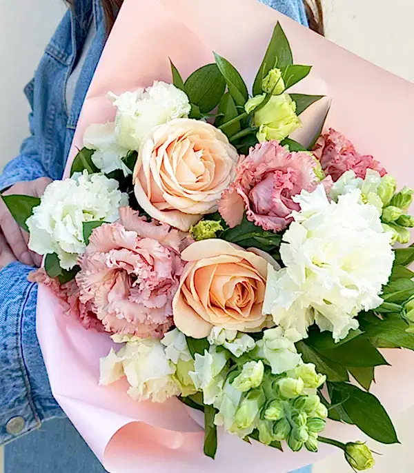 Sheryl Kayısı Gül Beyaz Çiçekler Mini Buket