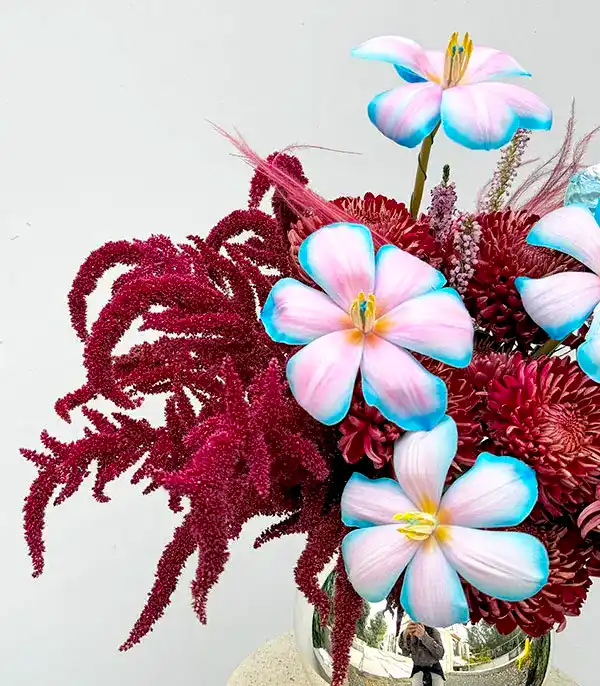 Silver vazoda Bordo Anastasya Unicorn Lale Kış Aranjmanı