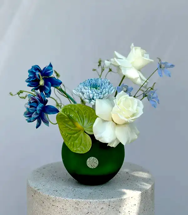 Sirius Yeşil Mini Vazoda Galaksi Lale Beyaz Gül Yaz Aranjmanı