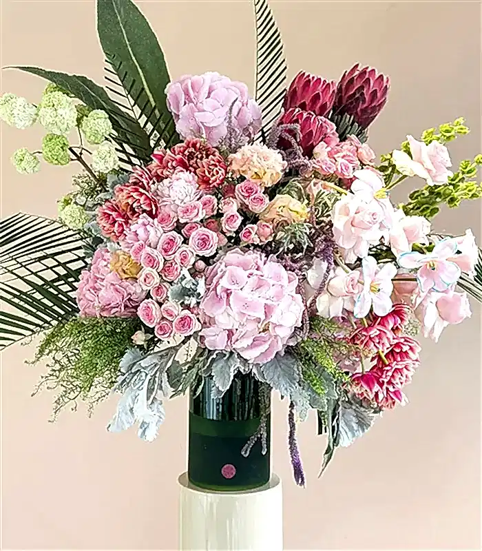Sorriso Yeşil Vazoda Pembe Ortanca Protea Grand Deluxe Aranjman