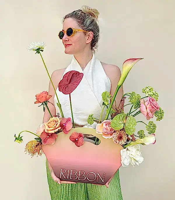 Sunrise Sky Vuvuzela Gül Beyaz Şakayık Çantada Çiçek