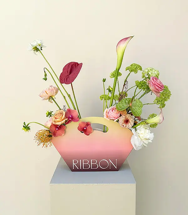 Sunrise Sky Vuvuzela Gül Beyaz Şakayık Çantada Çiçek