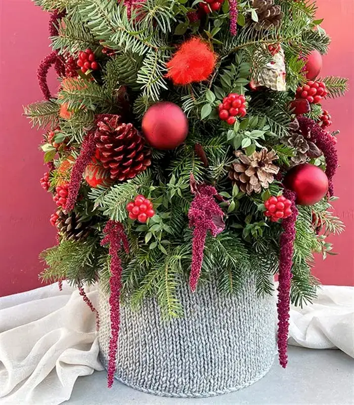 Taze Narlı Kırmızı Kokinalı Süslenmiş Grand El İşi Yılbaşı Çam Ağacı