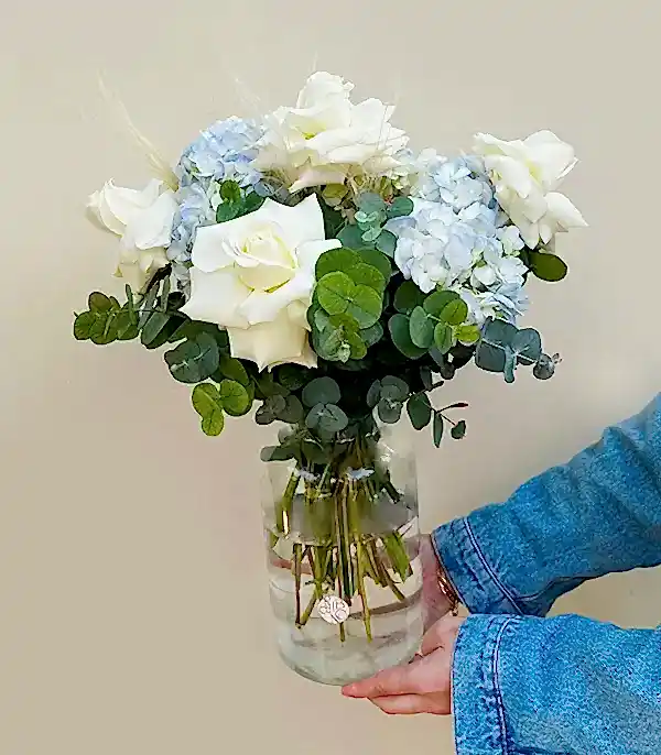 Thais Cam Vazoda Mavi Ortanca Beyaz Güller Aranjmanı