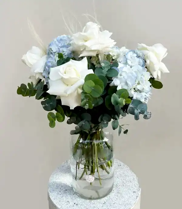 Thais Cam Vazoda Mavi Ortanca Beyaz Güller Aranjmanı