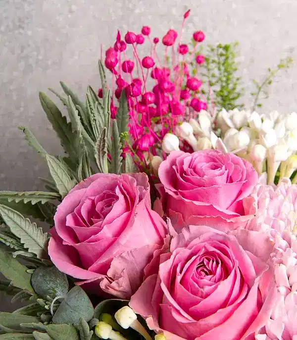 Top Vazoda Pembe Çiçek Aranjmanı