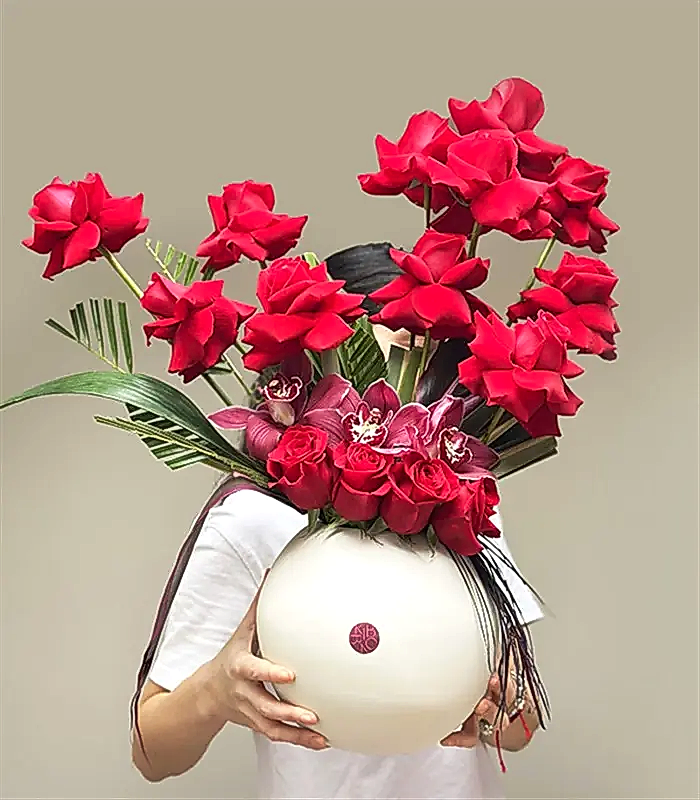 Valentine Seramik Vazoda Kırmızı Güller Aranjmanı