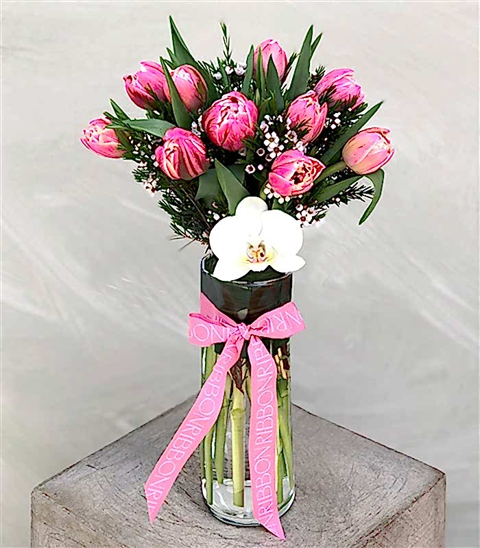 Vazoda Pembe Laleler ve Orkide