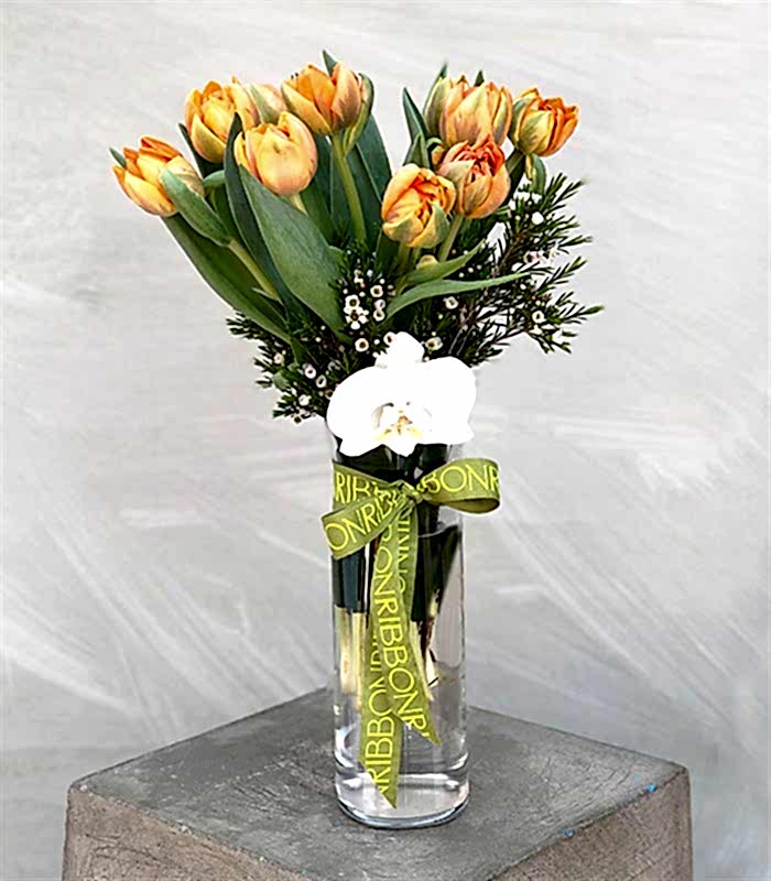 Vazoda Turuncu Laleler ve Orkide