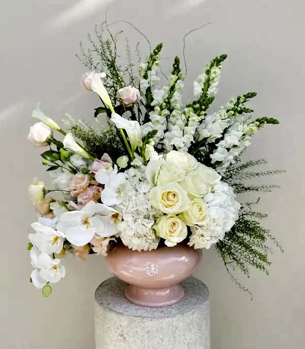 Voyage Pudra Seramik Vazoda Beyaz Gül Ortanca Grand Deluxe Aranjman