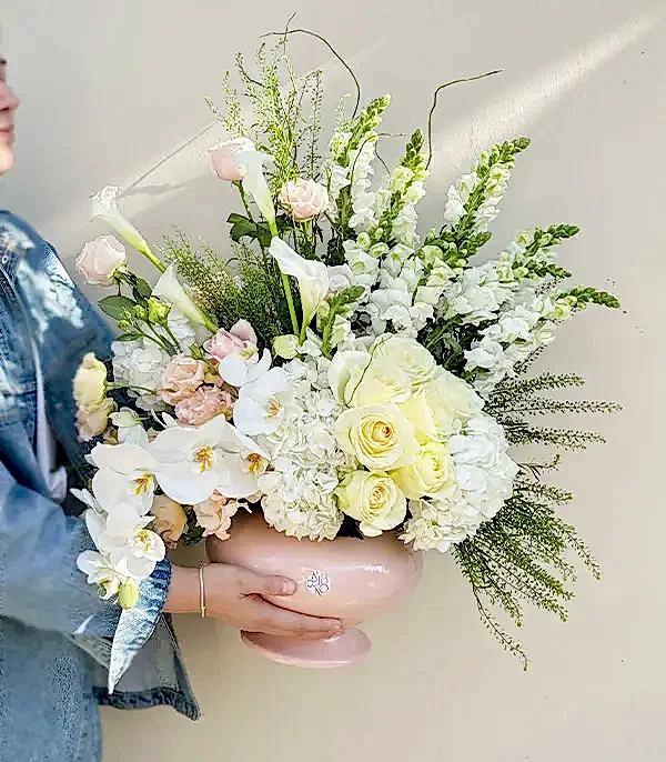 Voyage Pudra Seramik Vazoda Beyaz Gül Ortanca Grand Deluxe Aranjman