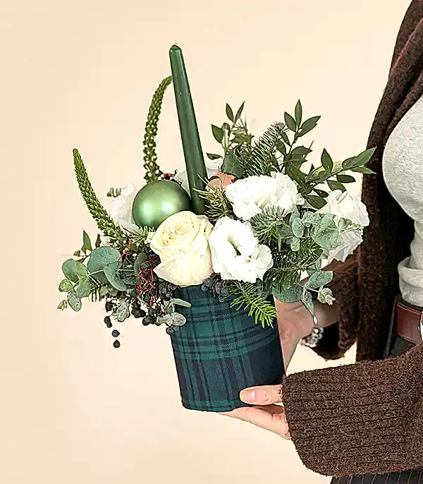 Winter Blanket Beyaz Gül Yeşil Mum Yılbaşı Aranjmanı