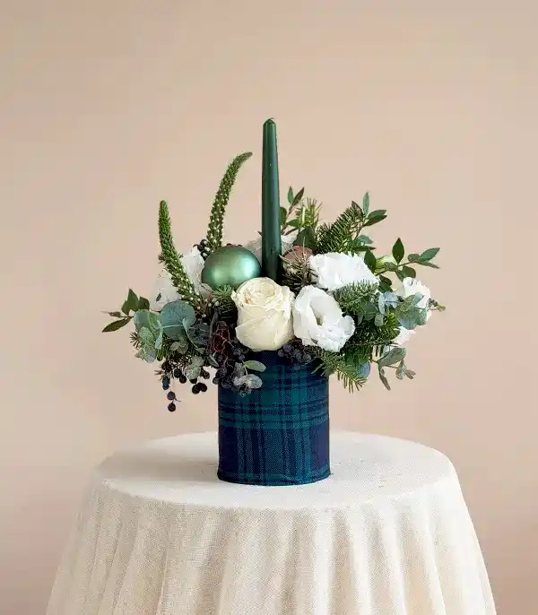 Winter Blanket Beyaz Gül Yeşil Mum Yılbaşı Aranjmanı