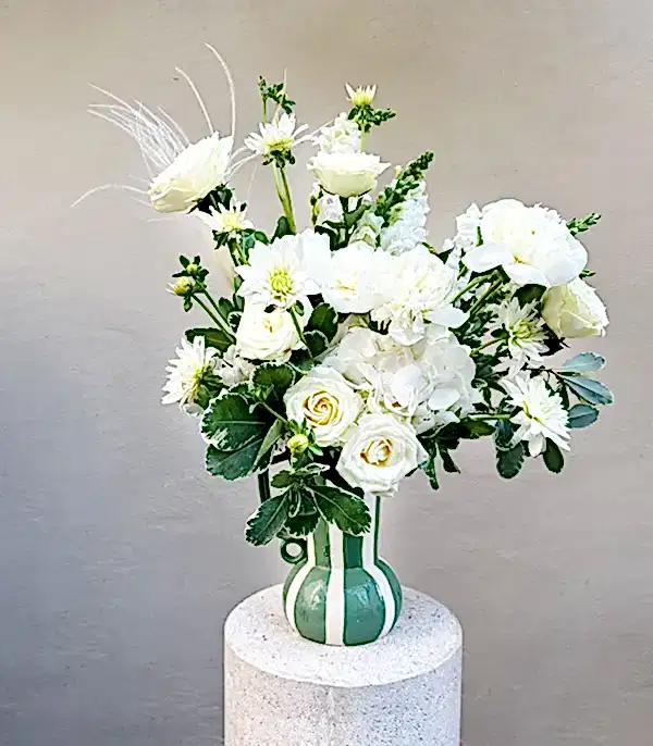 Yeşil El İşi Seramik Sürahi Vazoda Beyaz Şakayık Ortanca Aranjman