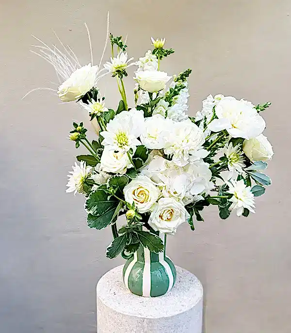 Yeşil El İşi Seramik Sürahi Vazoda Beyaz Şakayık Ortanca Aranjman