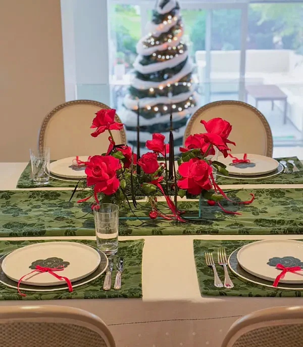 Yılbaşı Kırmızı Gül Mumlu Masa Çiçeği 4Lü Runner ve Amerikan Servis Seti