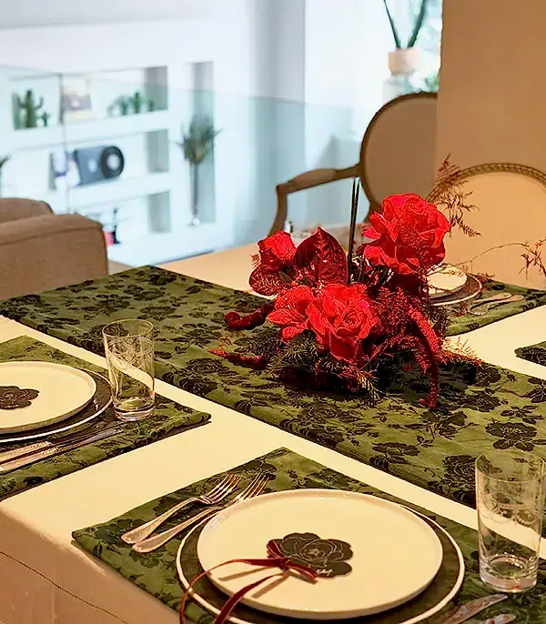 Yılbaşı Klasik Aranjman Mumlu Masa Çiçeği 4Lü Runner ve Amerikan Servis Seti